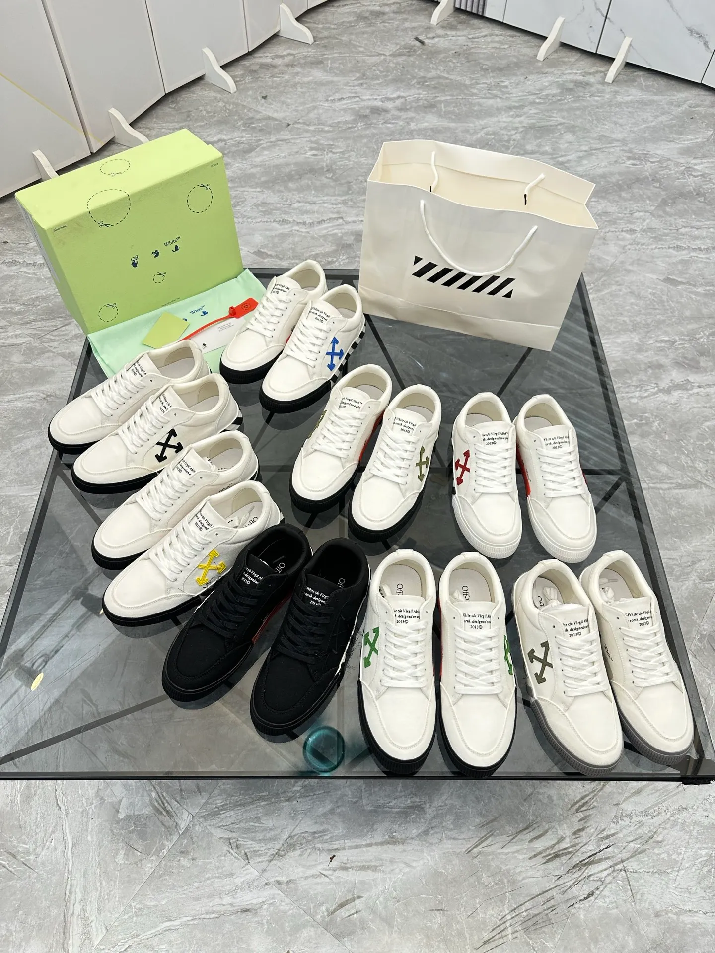 Selling men's shoes 💰: 💰P440¥ Product trademark: OFF WHITE *"OFF WHITE*" low-top casual shoes Regular size: 35-45 (can be customized to 46) Couple style Product materials: Original fabric from the upper counter, breathable lining, original outsole. No.: H203
